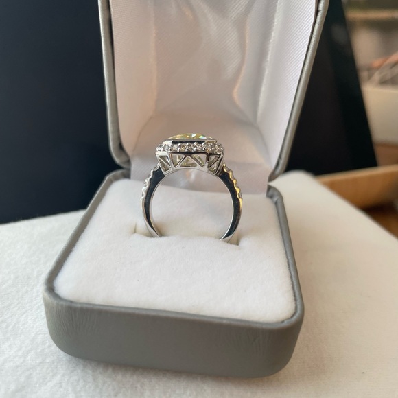 Cocktail Ring—size 8. Like New. In Box. - Picture 3 of 5